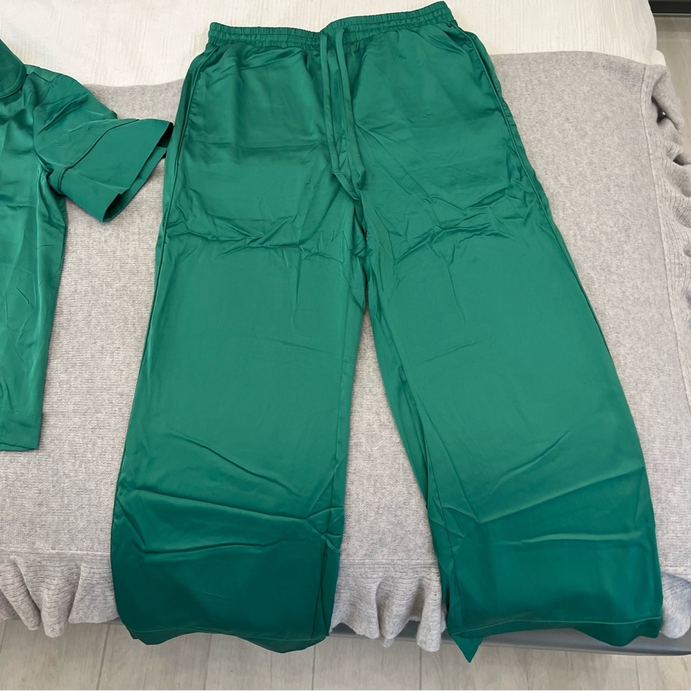 NWT Apparis pajamas. Never worn. Good for bridesmaids or gifts - Picture 5 of 7